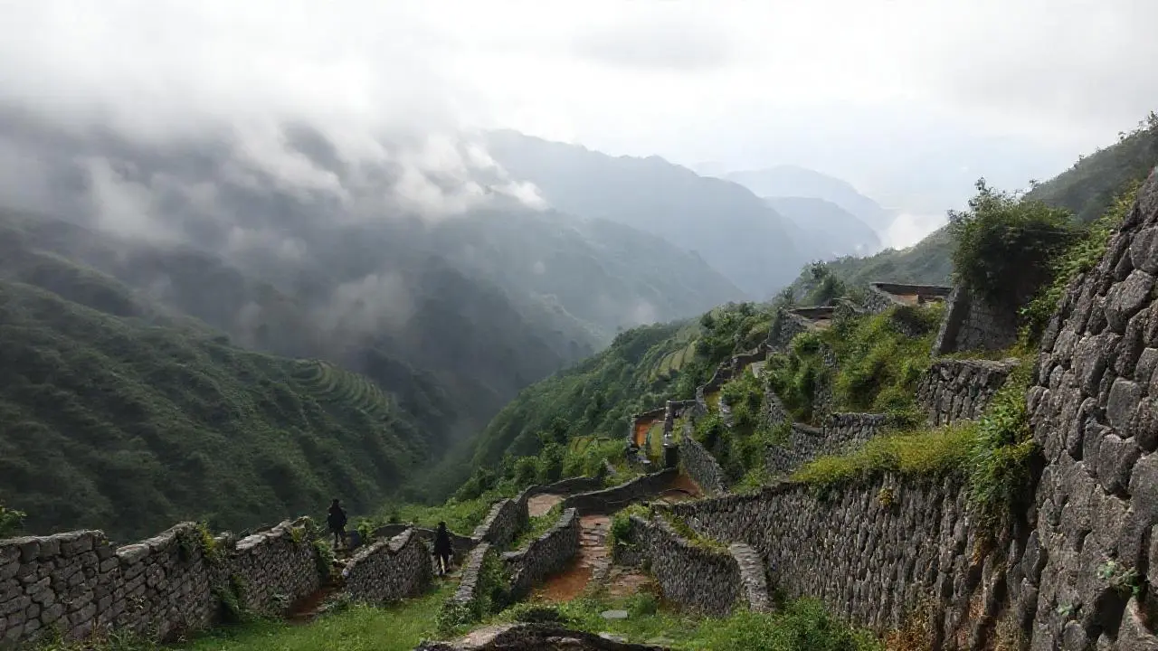 Paisaje montañoso antiguo, vasto y sereno