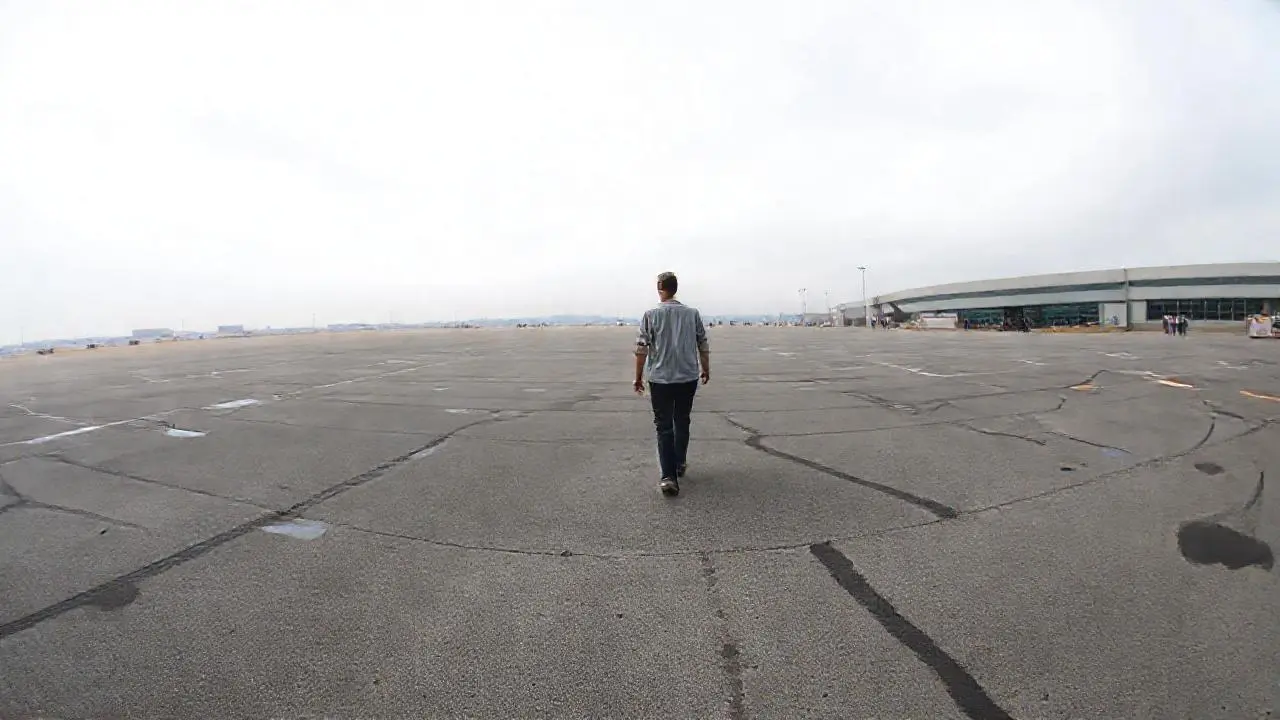 Aeropuerto vacío, melancólico y atmosférico