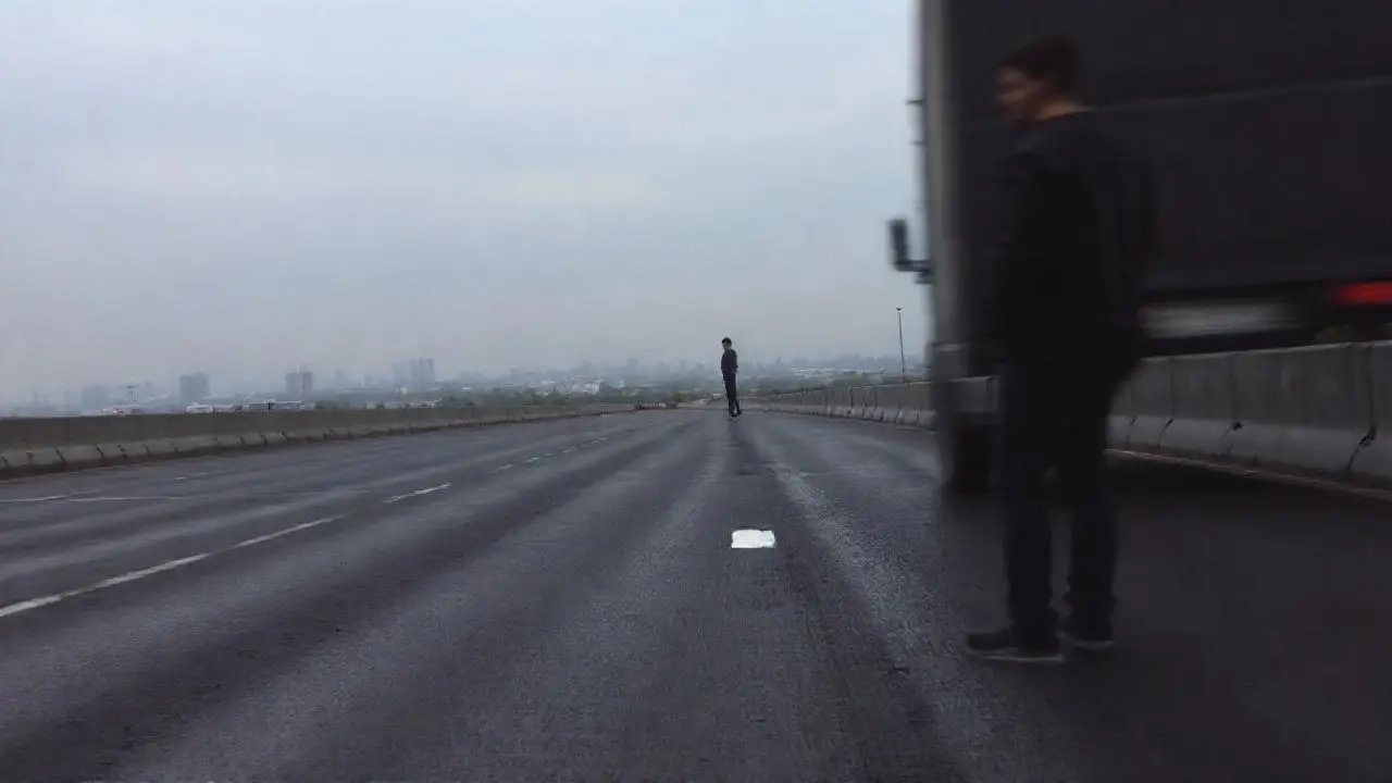 Paisaje urbano gris, húmedo y ligeramente difuso
