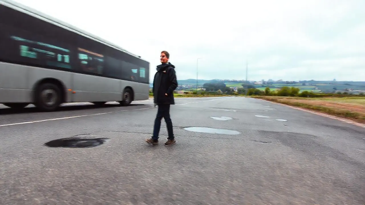 Escena urbana, gris, difusa y tranquila