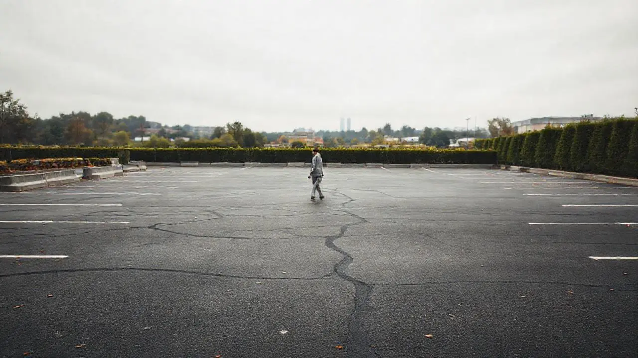 Paisaje urbano tranquilo y ligeramente melancólico