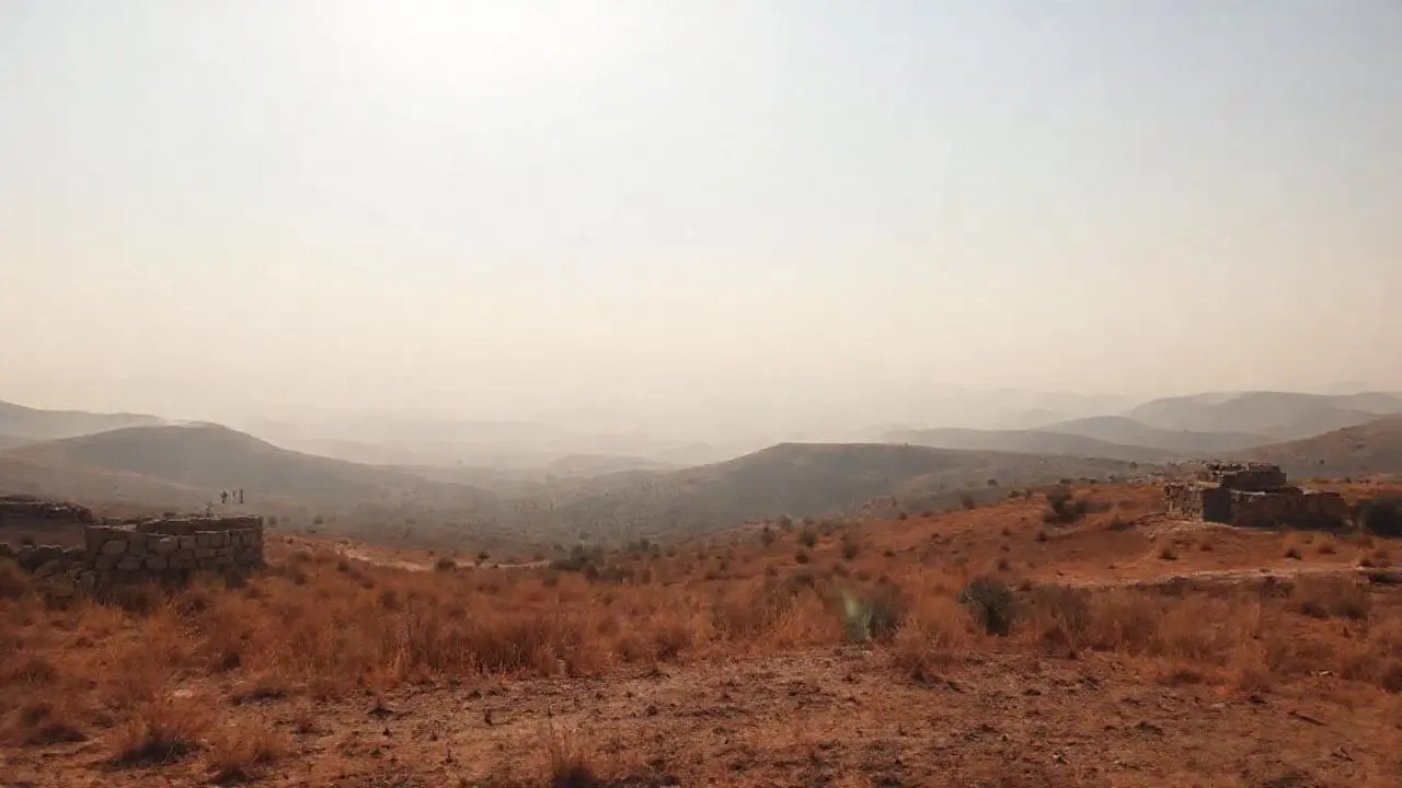 Paisaje vasto, sereno y ligeramente brumoso