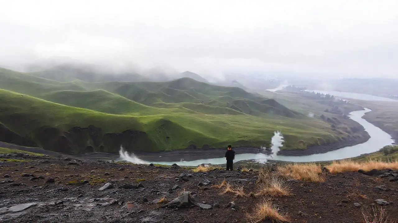 Paisaje natural, brumoso y sereno