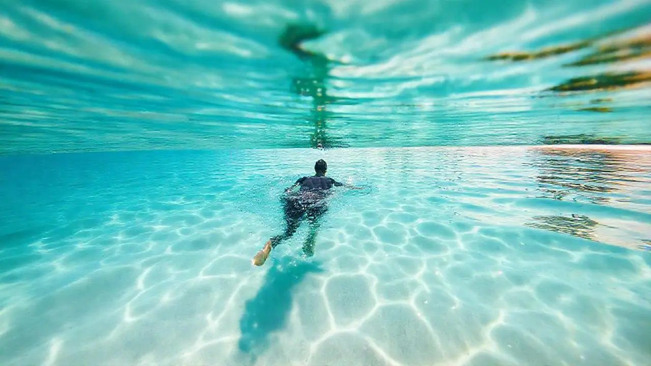 Aguas tranquilas, soleadas y naturales