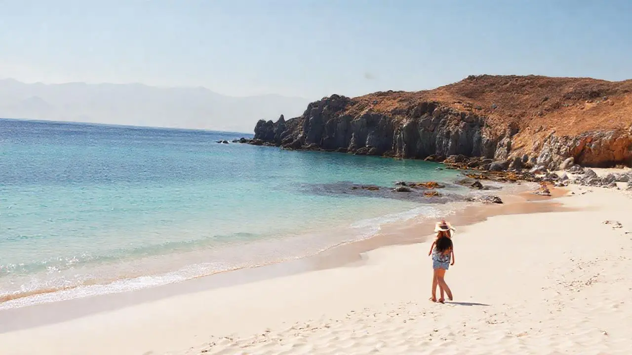 Playa serena, luz cálida y figura solitaria