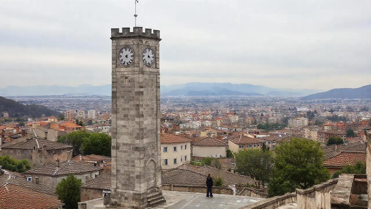 Ciudad extensa bajo cielo brumoso