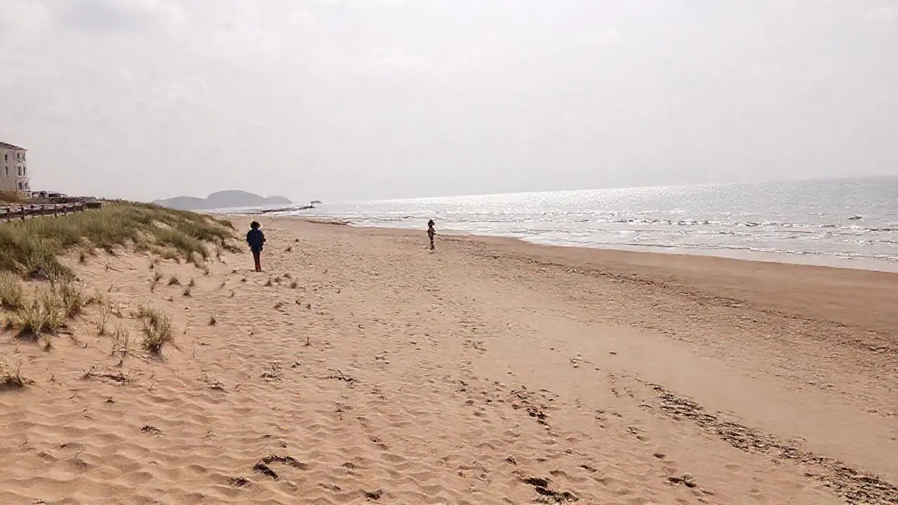 Playa arenosa y tranquila, luz difusa