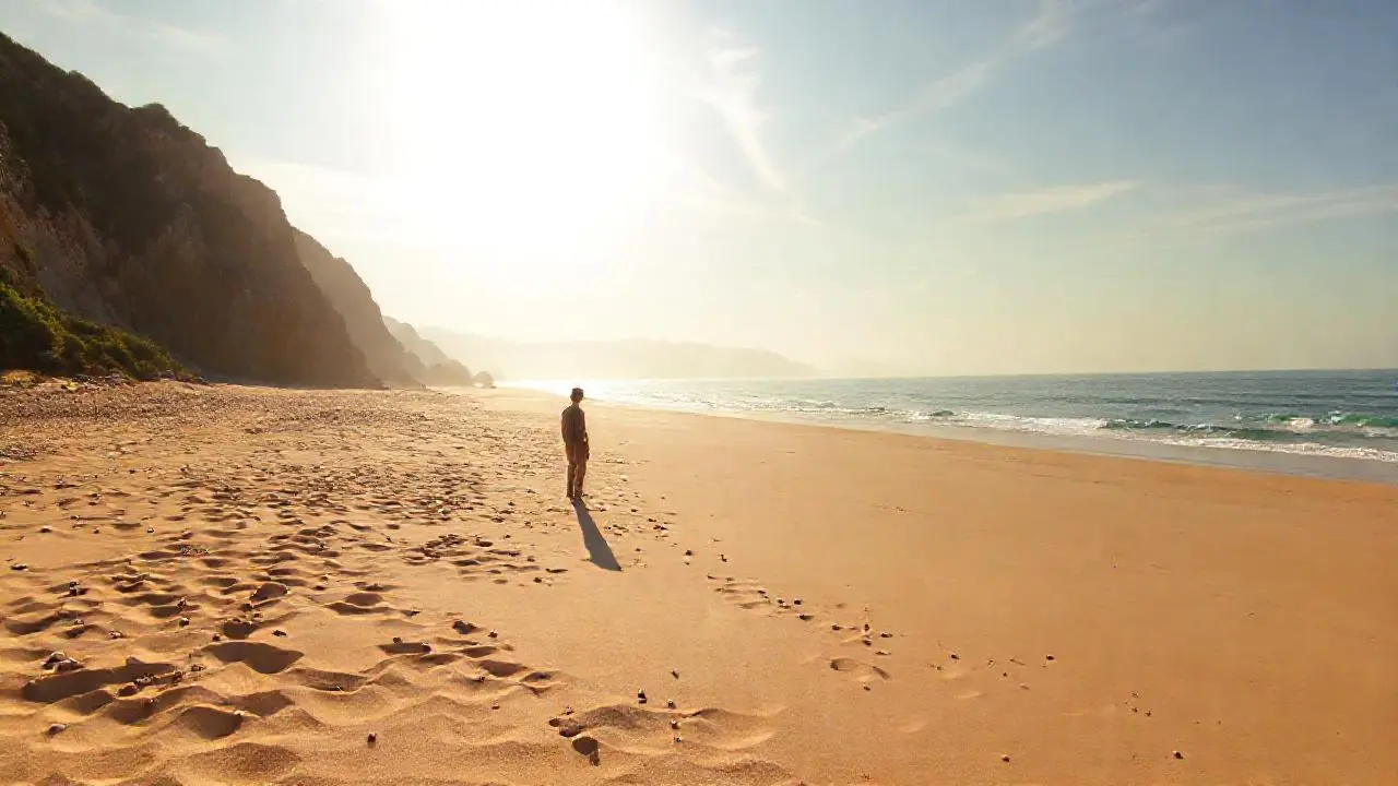 Playa tranquila, luz suave, horizonte amplio