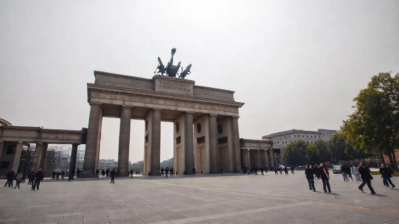 Puerta de Brandeburgo imponente bajo cielo gris