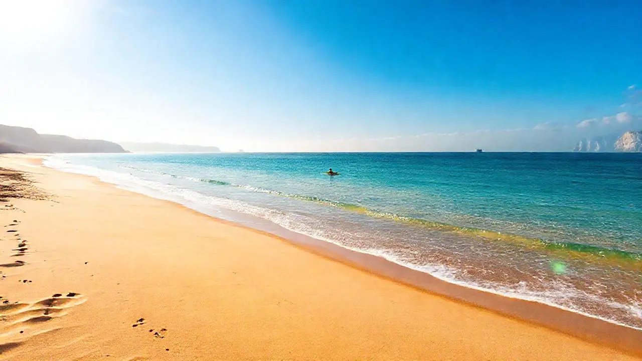 Playa serena, luz cálida y mar azul