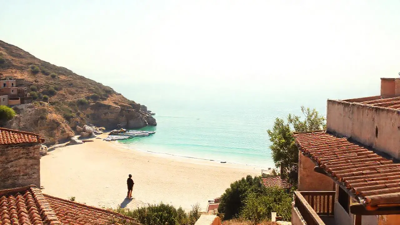 Paz serena en un paisaje costero