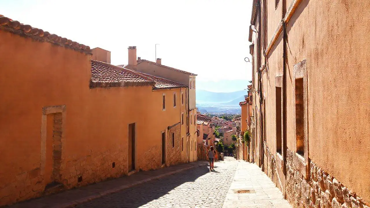 Pueblo antiguo, tranquilo y bañado por el sol
