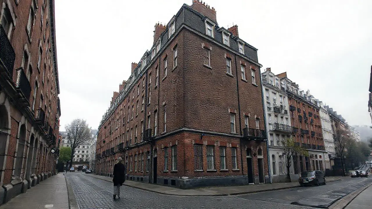 Ciudad antigua, serena y ligeramente brumosa