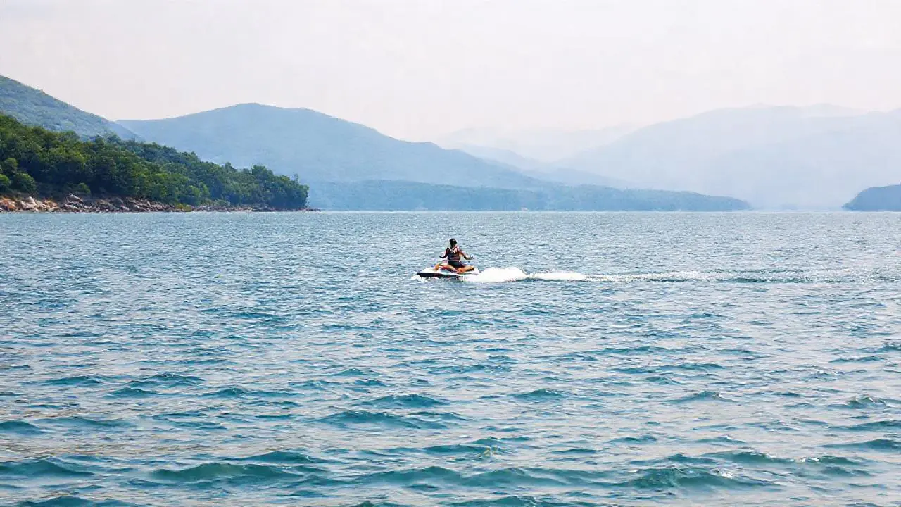 Paisaje sereno con un jet ski