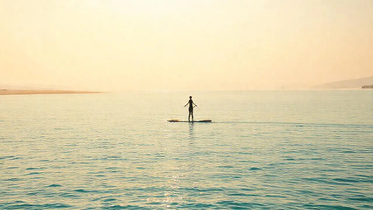 Paz serena en un paisaje marino amplio