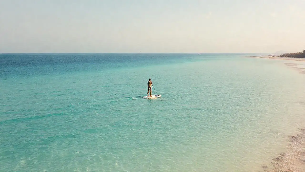 Calma, luz y soledad en el agua