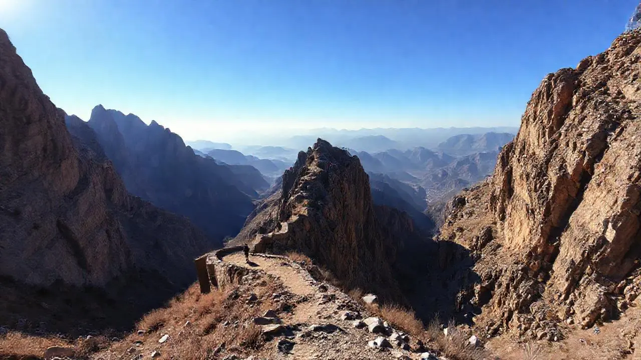 Paisaje rocoso, vasto y sereno