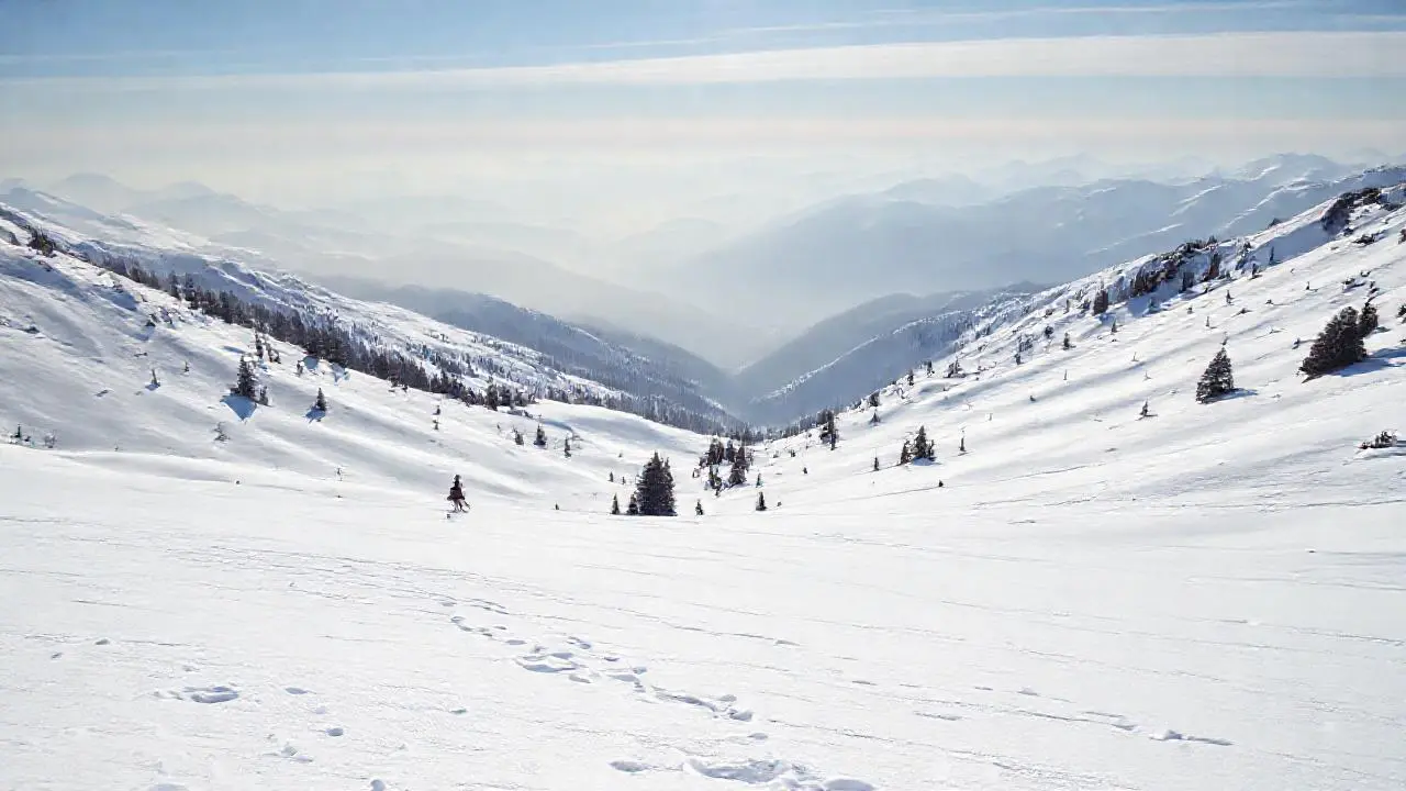 Un paisaje invernal sereno y vasto