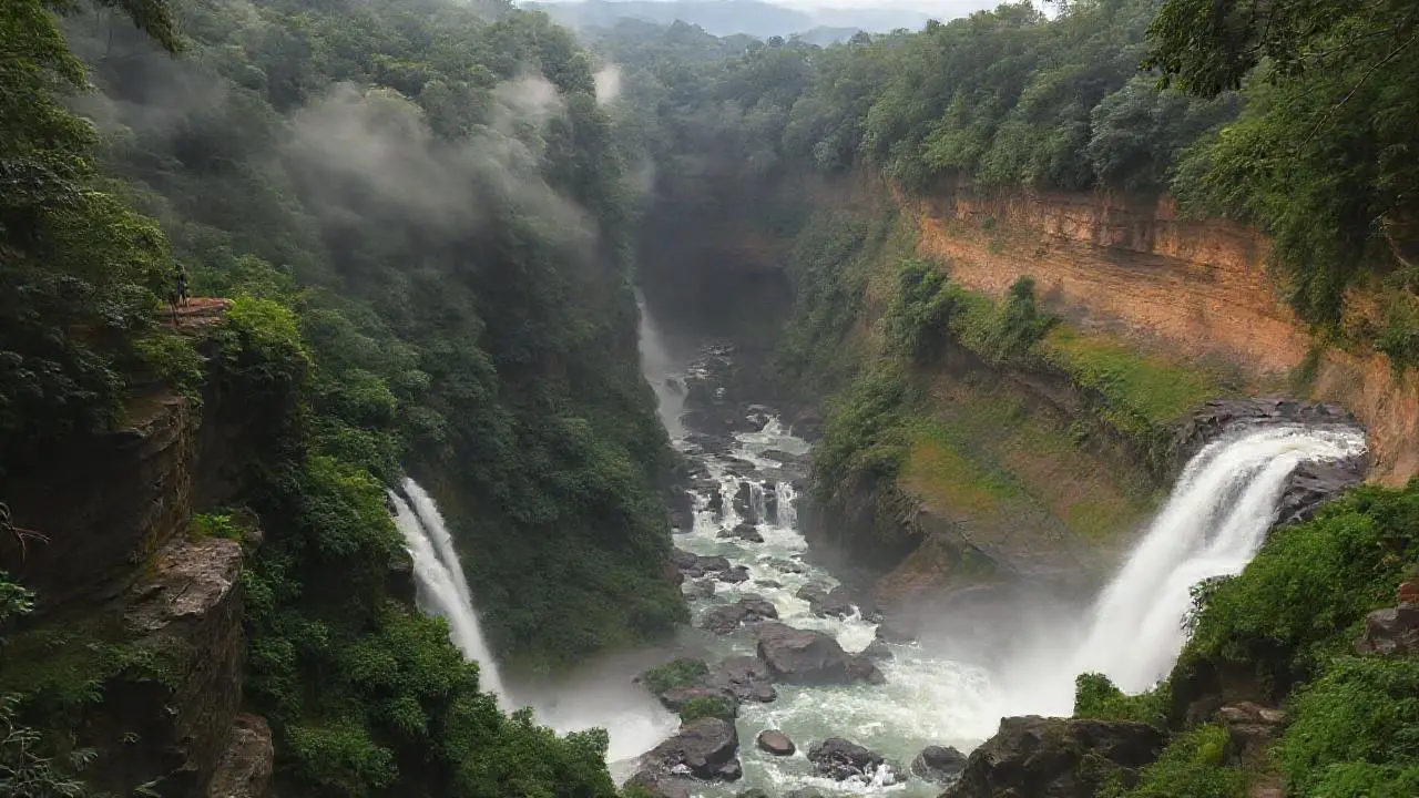 Majestuosa cascada en exuberante entorno natural