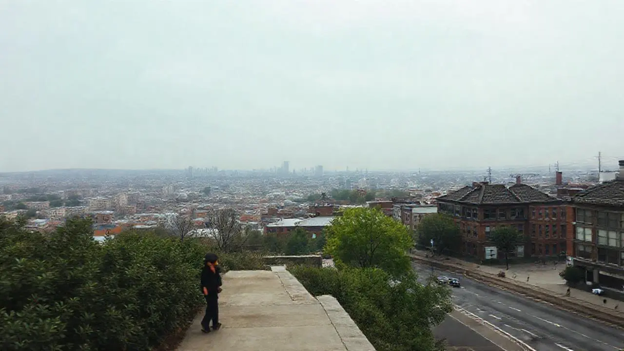 Ciudad urbana gris, tranquila y distante