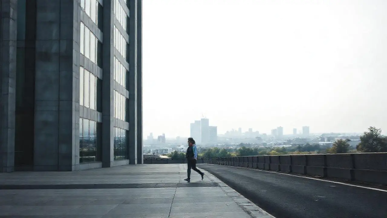 Edificio moderno y urbano, atmósfera serena