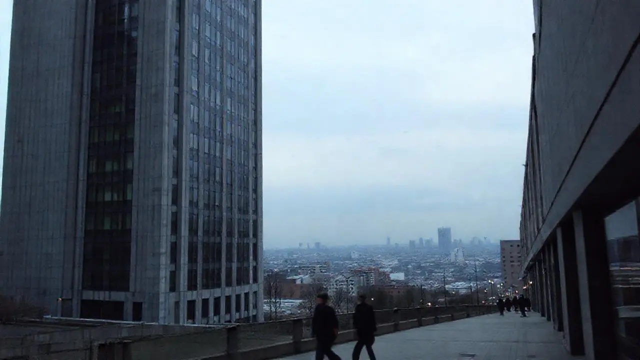 Edificio moderno en paisaje urbano sereno