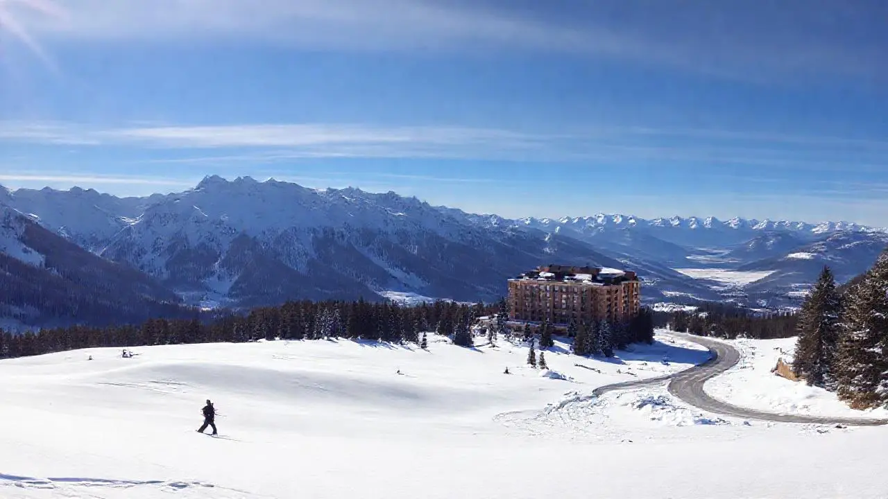 Escena invernal montañosa, calma y realista