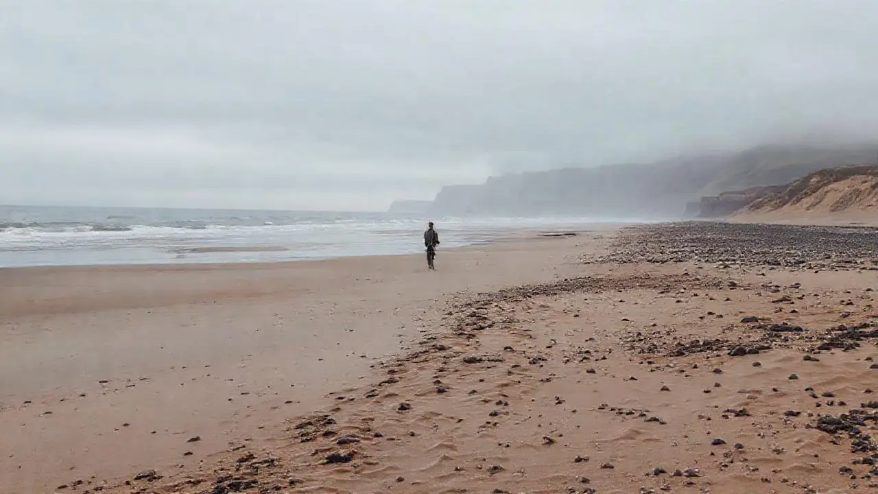 Playa gris, tranquila y algo brumosa