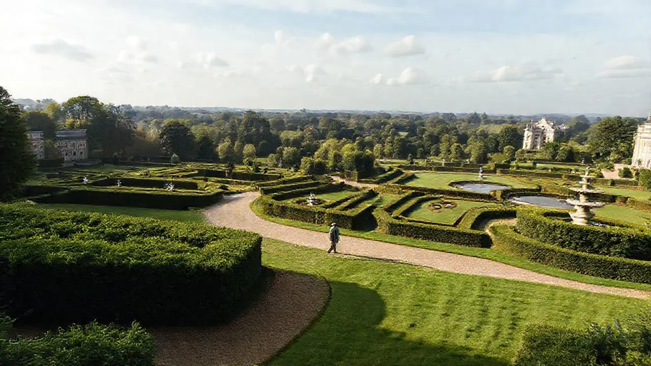 Jardines formales amplios y serenos