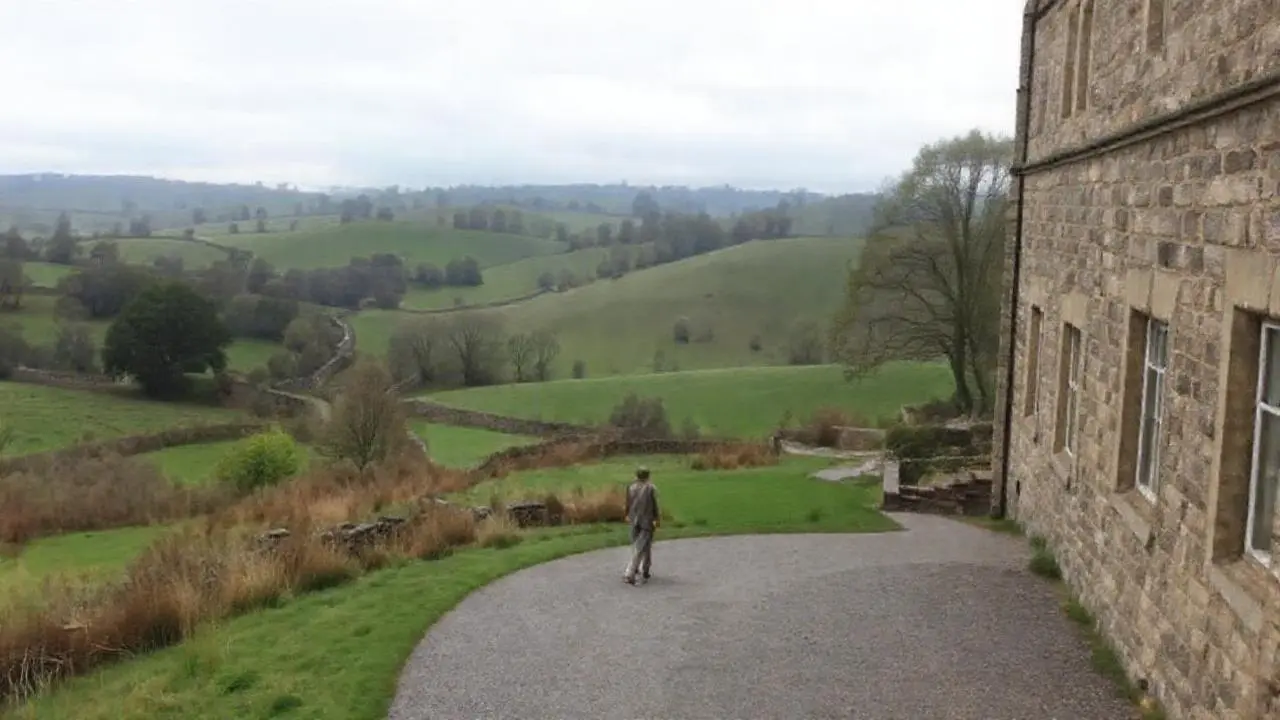 Paz rural, luz suave y perspectiva profunda