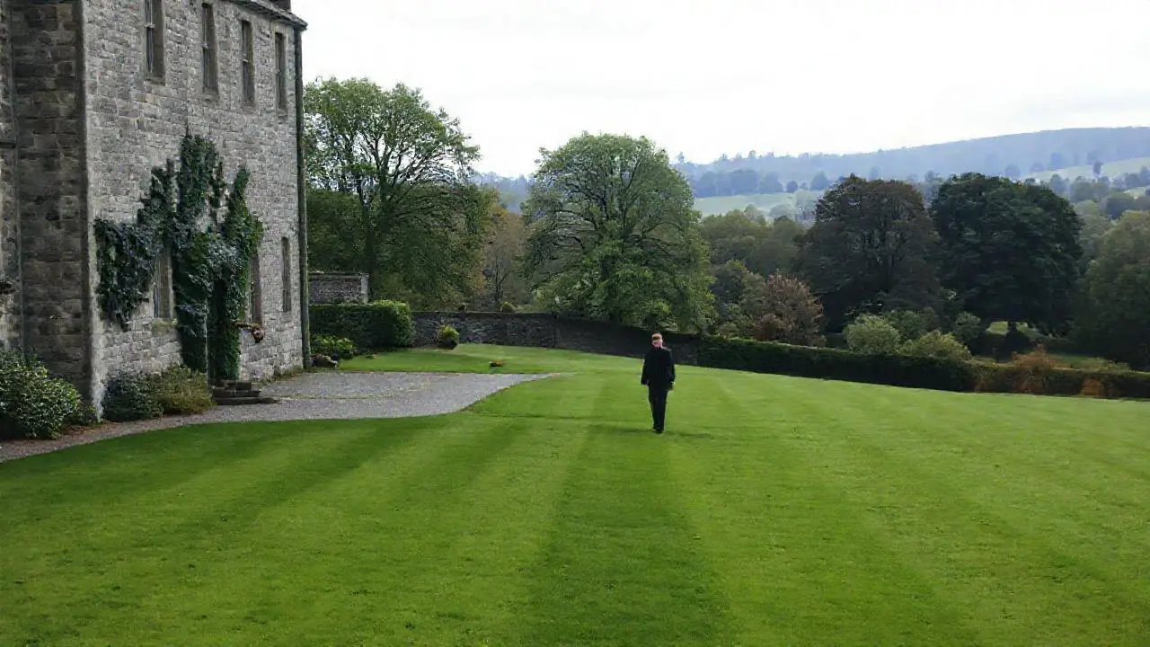 Paisaje tranquilo, brumoso y soleado