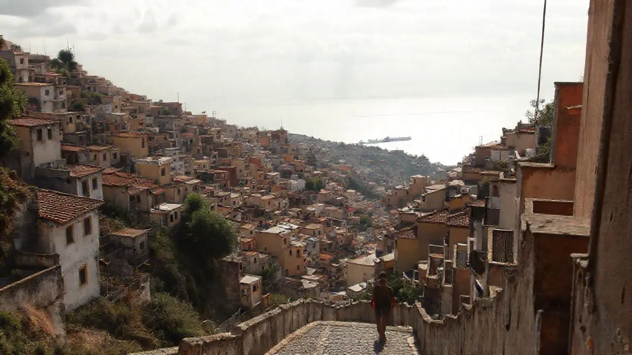 Ciudad costera antigua, suave y melancólica