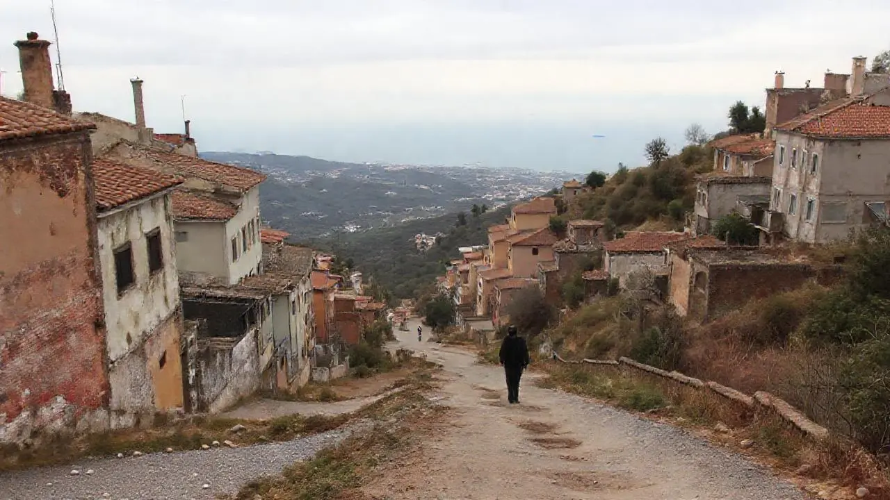 Paisaje antiguo, melancólico y distante