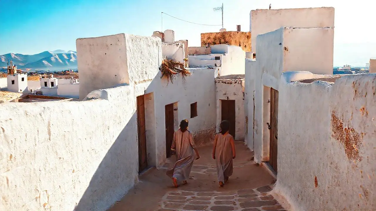 Pueblo antiguo, cálido, tranquilo y polvoriento