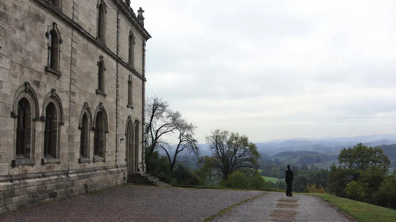 Paisaje tranquilo y antiguo, con luz suave