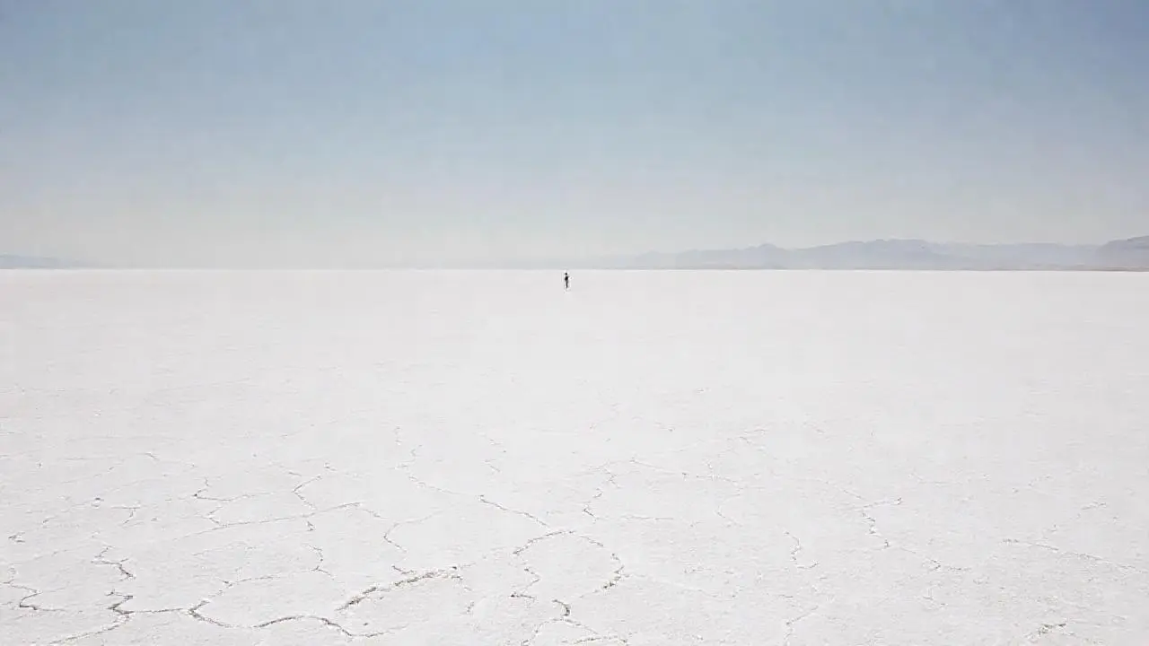 Inmensa sal, cielo azul, y lejanía