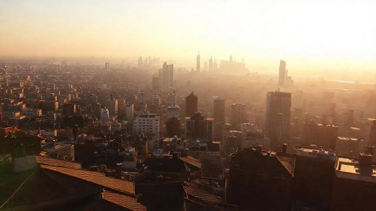 Atardecer urbano, vista amplia y difusa