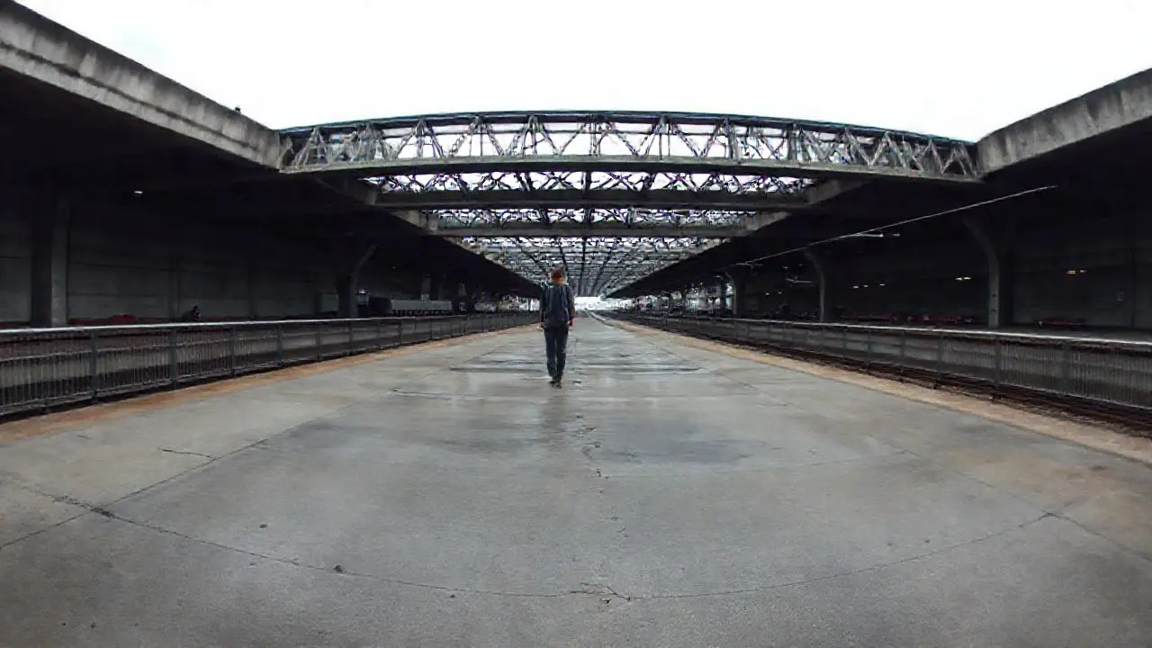 Estación industrial, melancólica y espaciosa