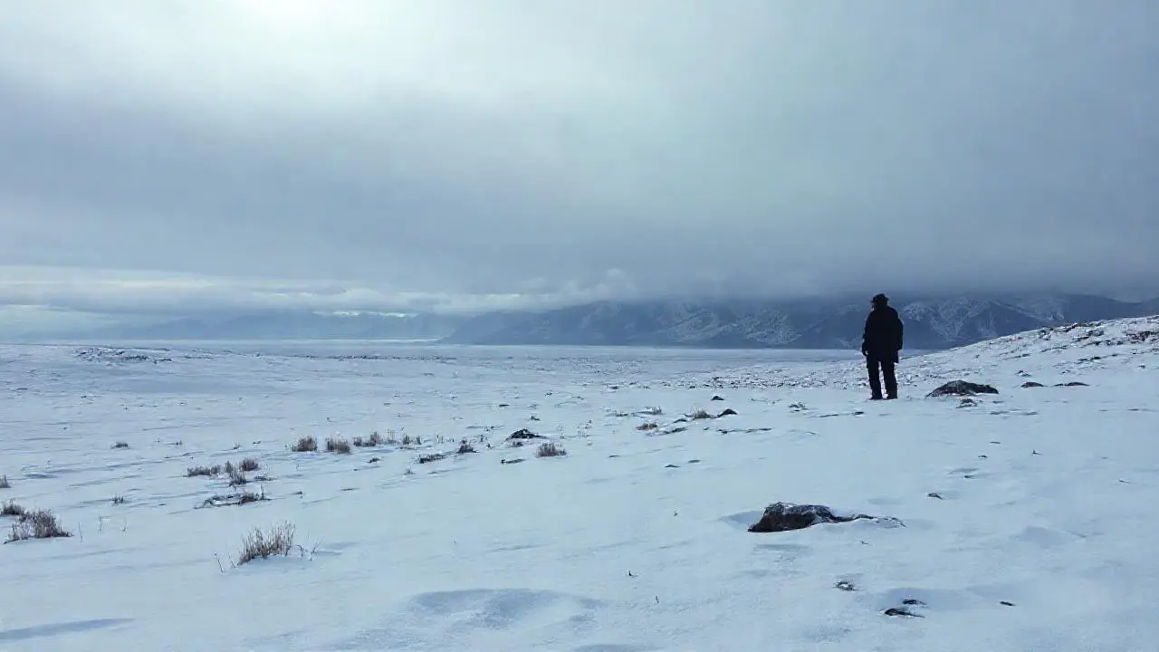 Paisaje invernal silencioso y vasto