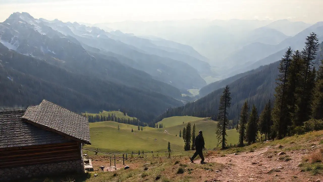 Montañas tranquilas, figura solitaria en la naturaleza
