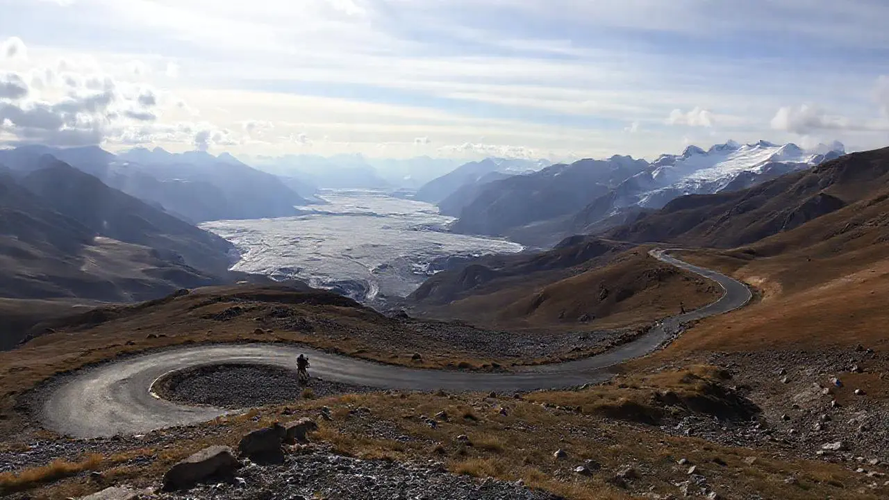 Majestuoso paisaje alpino, vasto y sereno