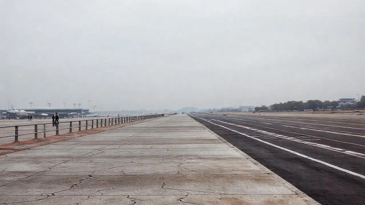 Ambiente urbano tranquilo, gris y expansivo