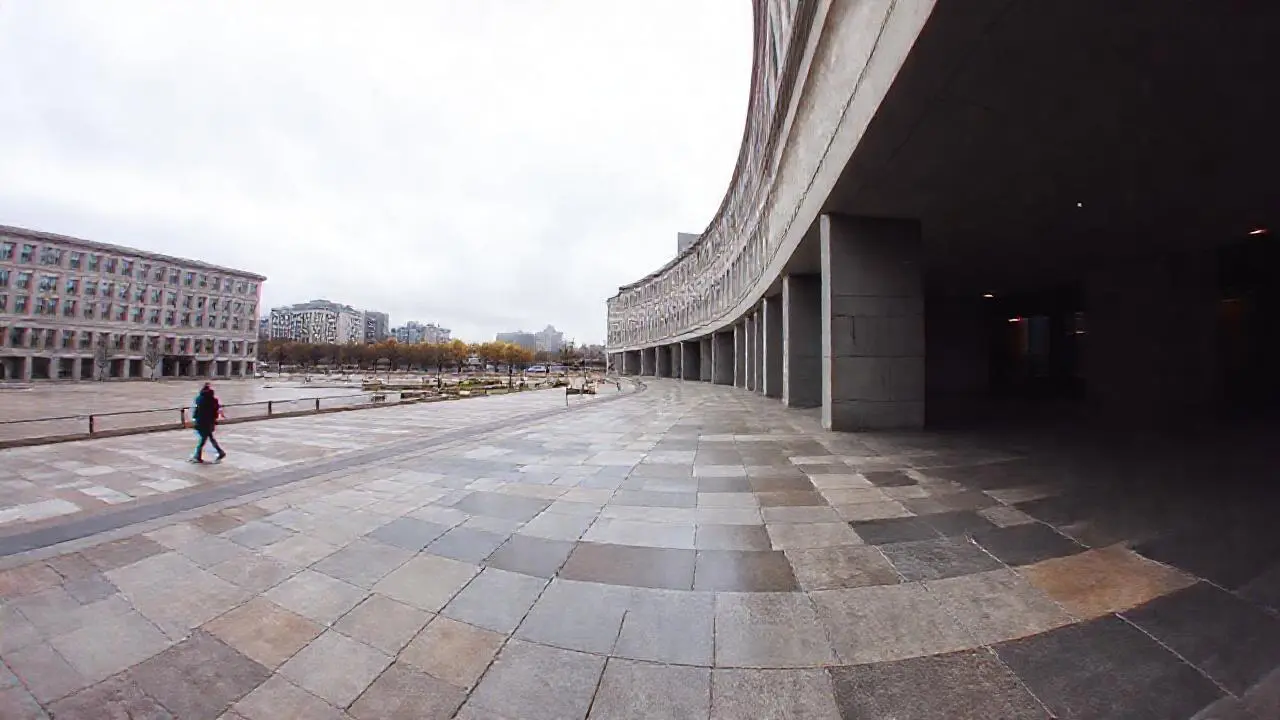 Entorno urbano tranquilo, luz suave y difusa