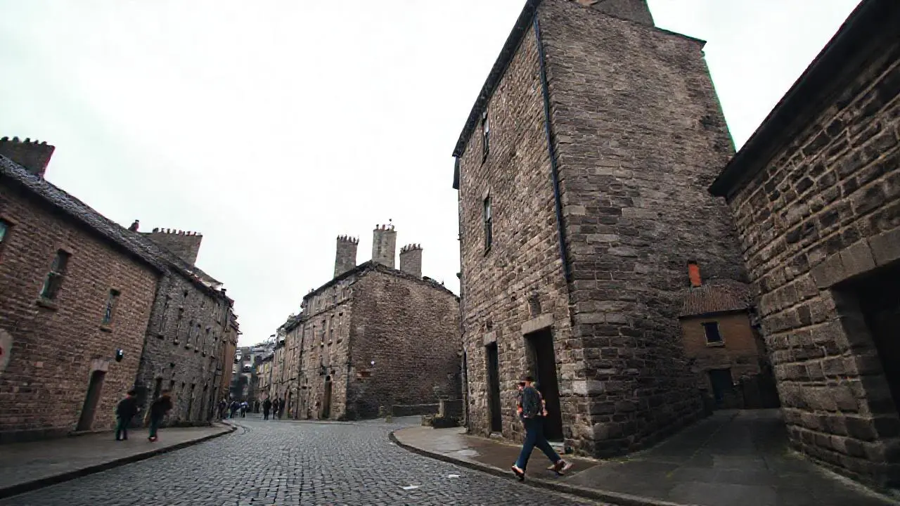 Escena urbana gris, tranquila y difusa