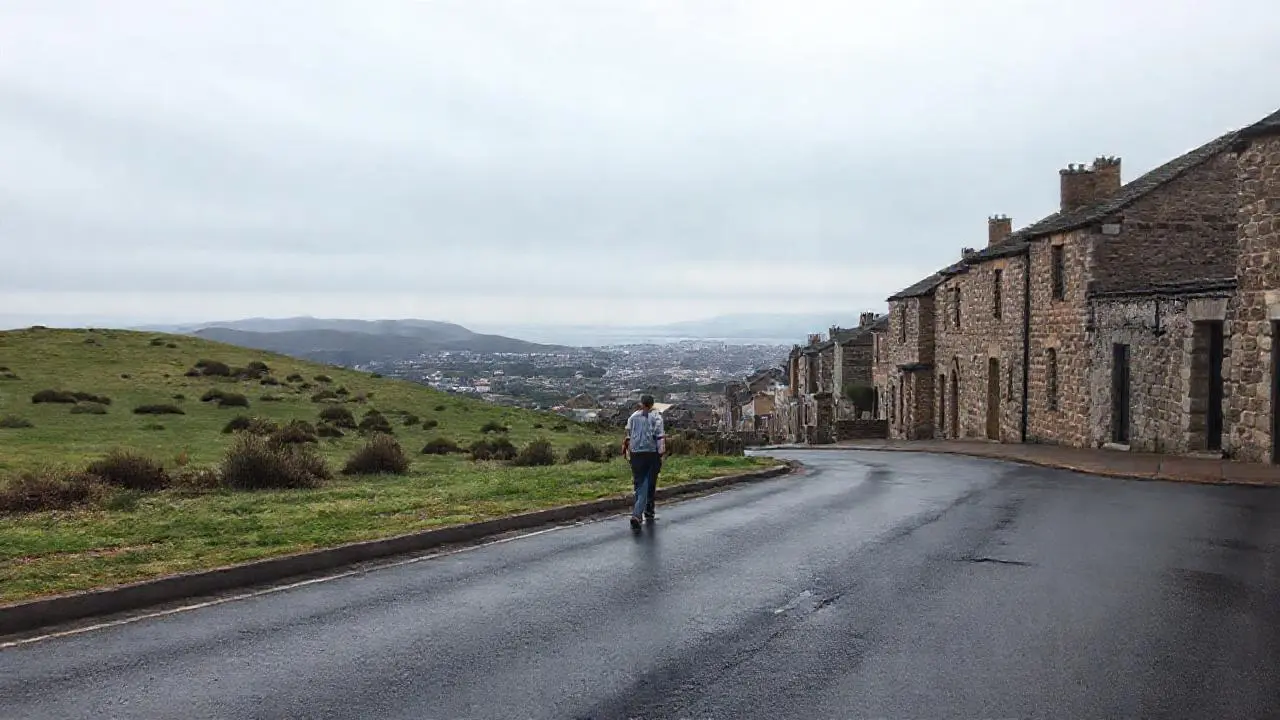 Paisaje urbano costero, brumoso y sereno