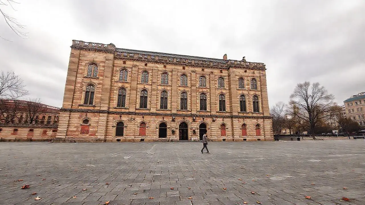Edificio antiguo, atmósfera suave y urbana