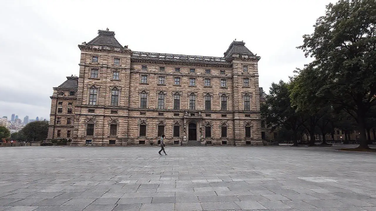 Fachada urbana melancólica bajo cielo nublado