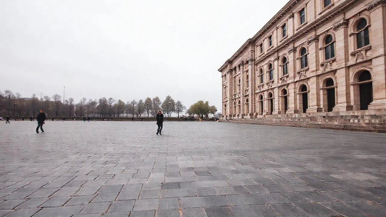 Plaza neoclásica, calma, luz grisácea