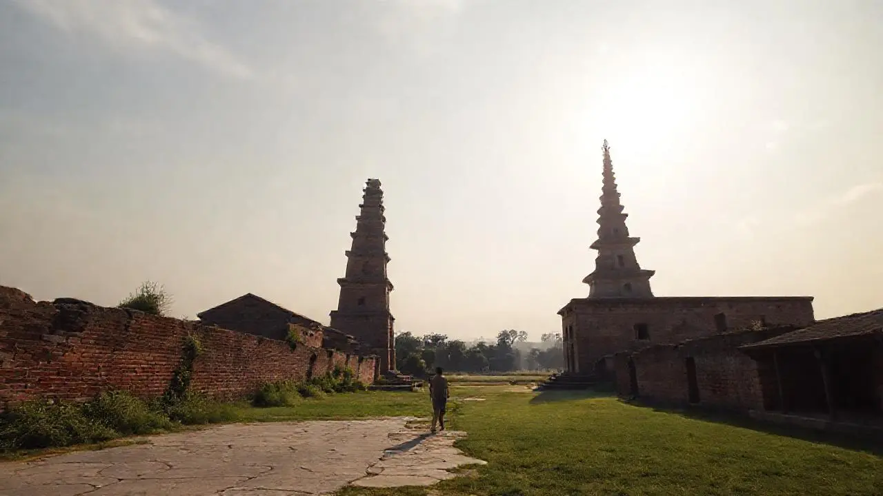 Ruinas antiguas bajo cielo brumoso y luz suave