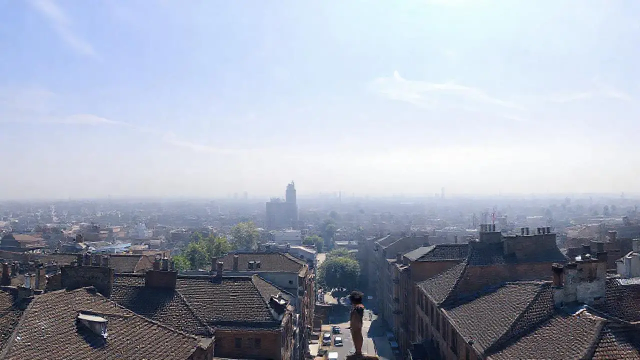 Una ciudad extensa bajo cielos serenos